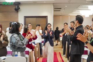 Học viên vỗ tay chúc mừng trong buổi đào tạo cùng Hoàng Nữ Ngọc Minh